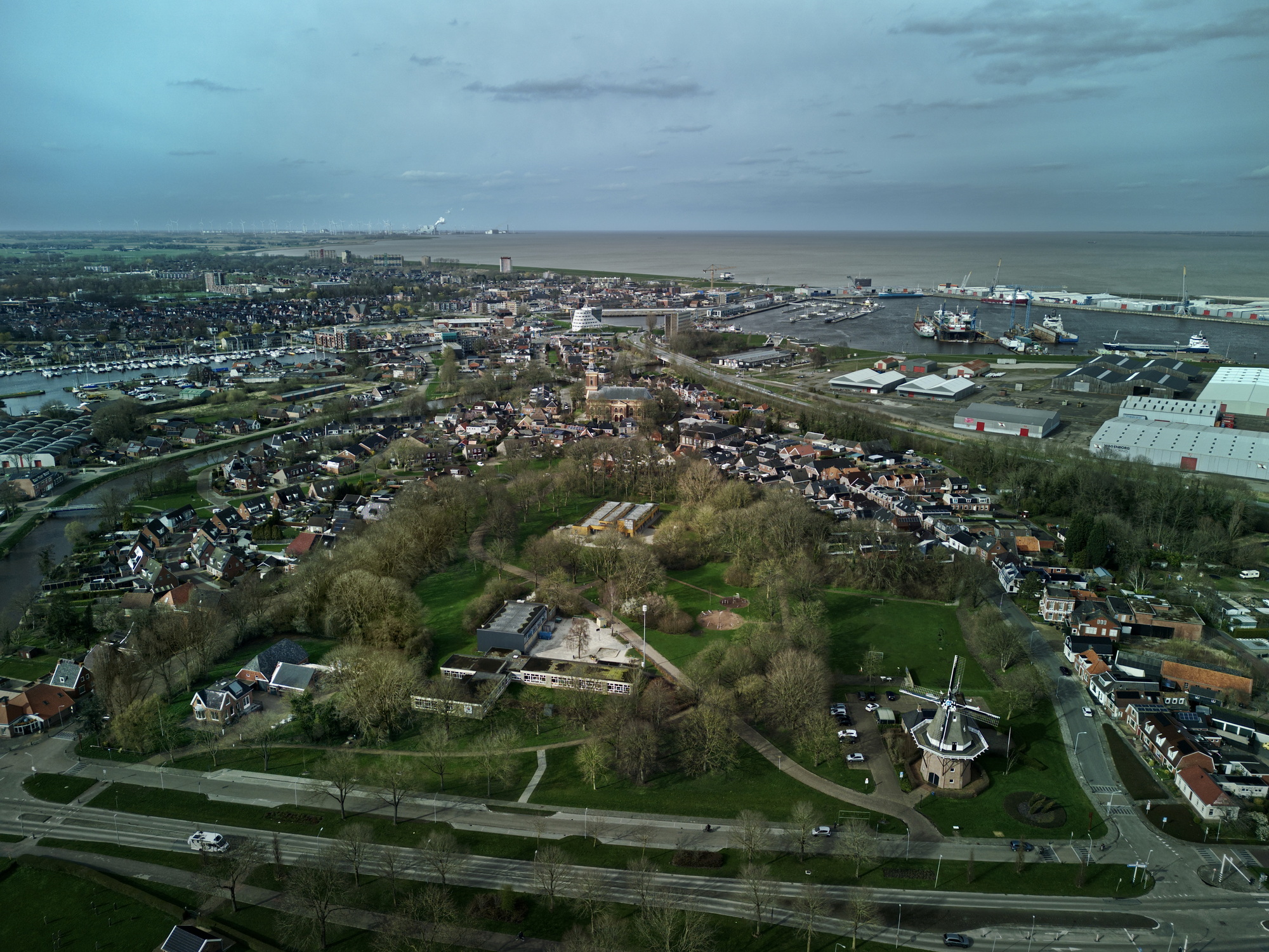Dronefoto van het borgterrein van het Huis tot Farmsum. Het gebied is hier nog duidelijk te herkennen, hoewel het steeds meer wordt volgebouwd. Foto: ©Jur Kuipers, 28 mei 2023.